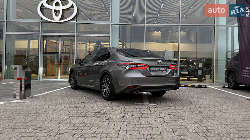 Седан Toyota Camry 2021 в Ровно