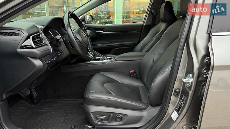 Седан Toyota Camry 2021 в Ровно