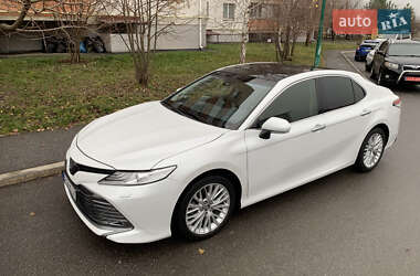 Седан Toyota Camry 2019 в Виннице