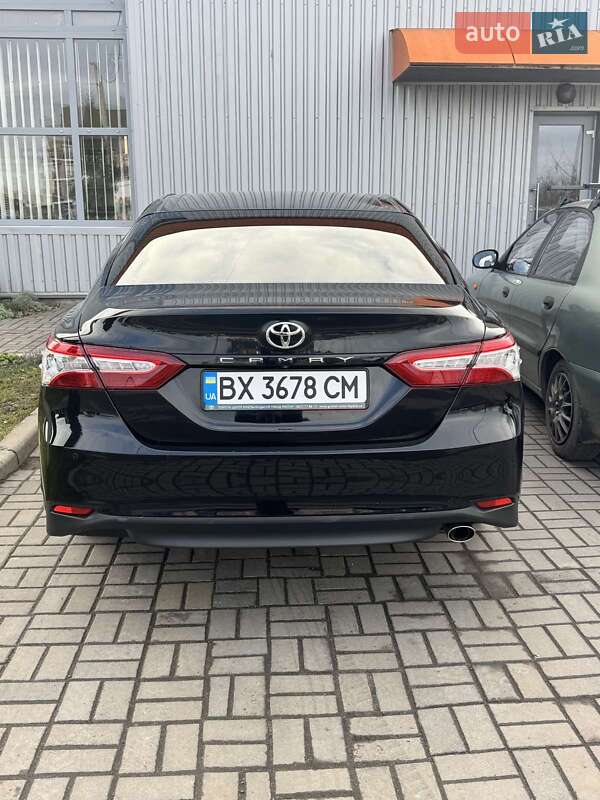 Седан Toyota Camry 2017 в Староконстантинове
