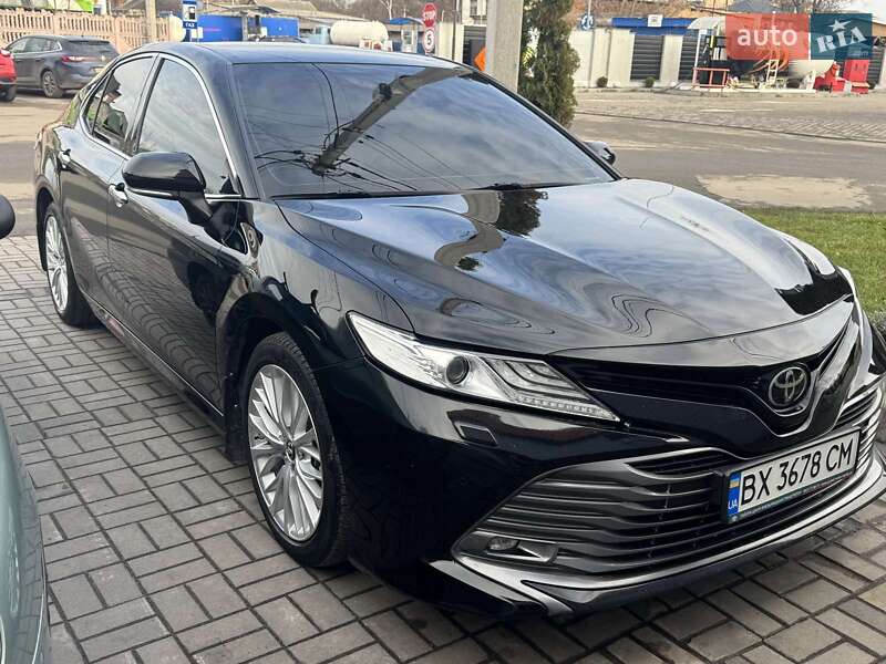 Седан Toyota Camry 2017 в Староконстантинове
