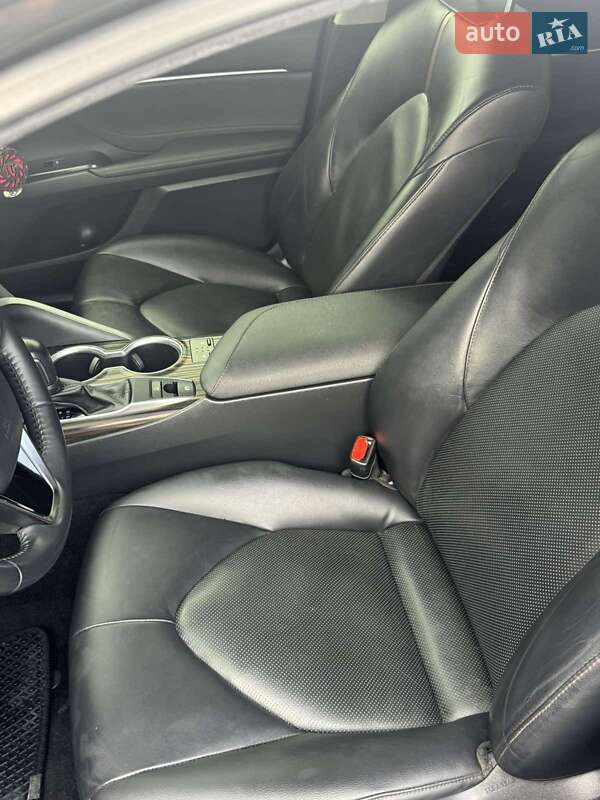 Седан Toyota Camry 2017 в Староконстантинове