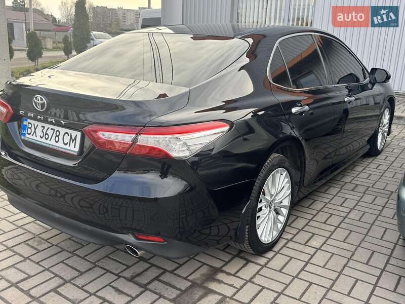 Седан Toyota Camry 2017 в Староконстантинове