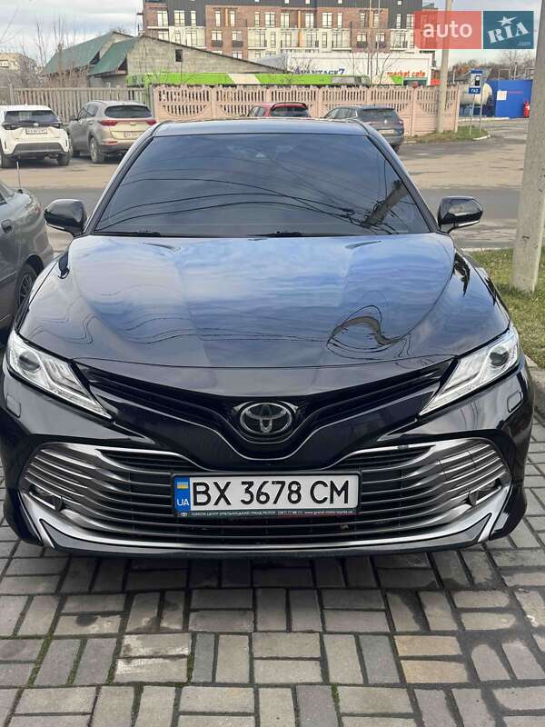 Седан Toyota Camry 2017 в Староконстантинове