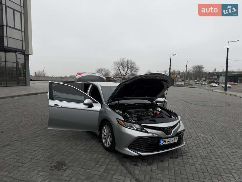 Седан Toyota Camry 2018 в Днепре