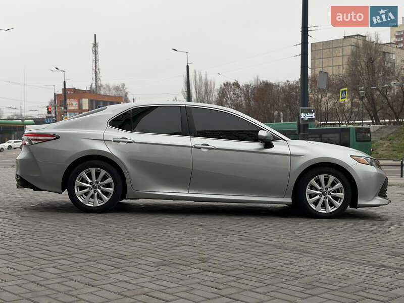 Седан Toyota Camry 2018 в Днепре