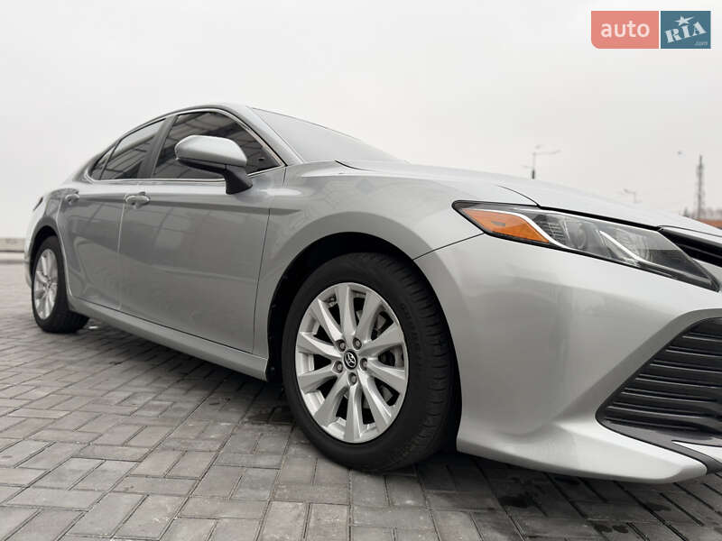 Седан Toyota Camry 2018 в Днепре