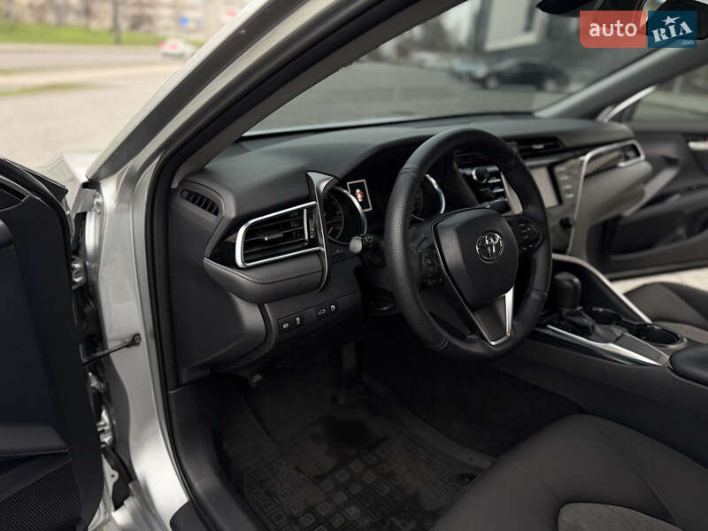 Седан Toyota Camry 2018 в Днепре