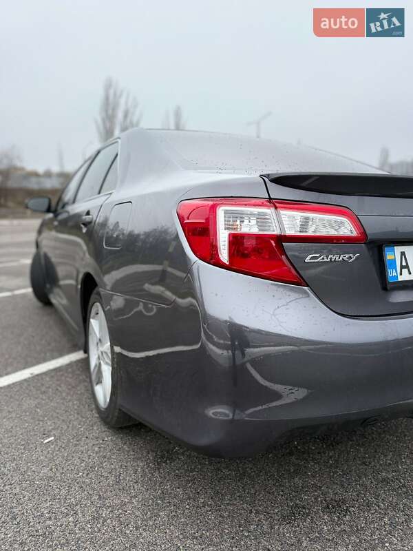 Седан Toyota Camry 2013 в Киеве