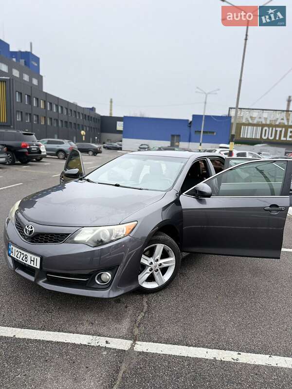 Седан Toyota Camry 2013 в Киеве