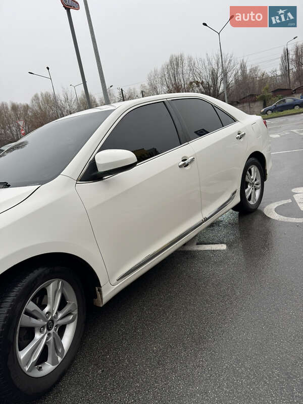 Седан Toyota Camry 2014 в Киеве