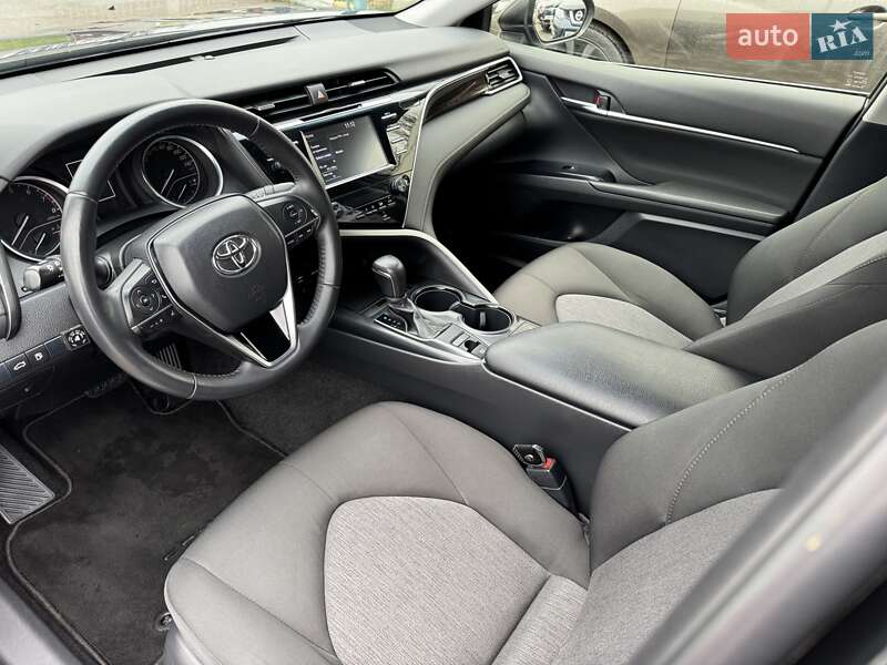 Седан Toyota Camry 2017 в Николаеве