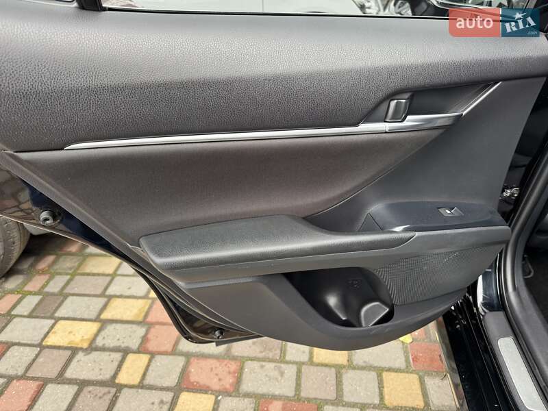 Седан Toyota Camry 2017 в Николаеве