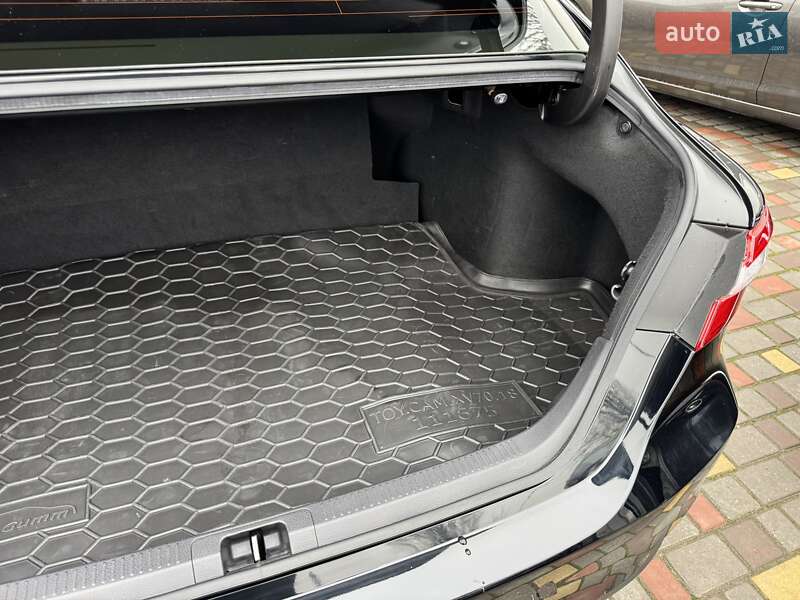 Седан Toyota Camry 2017 в Николаеве