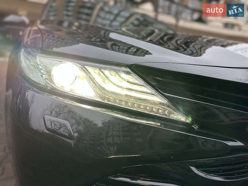 Седан Toyota Camry 2018 в Софиевской Борщаговке