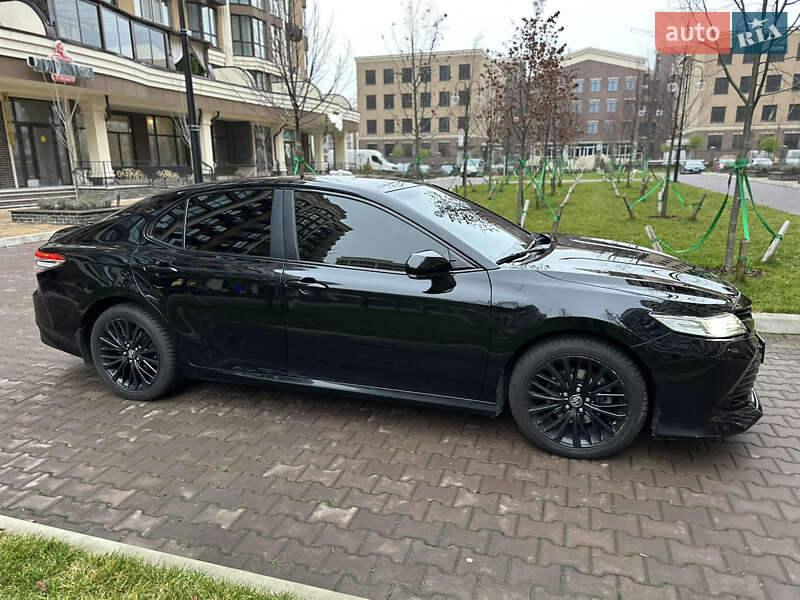 Седан Toyota Camry 2018 в Софиевской Борщаговке