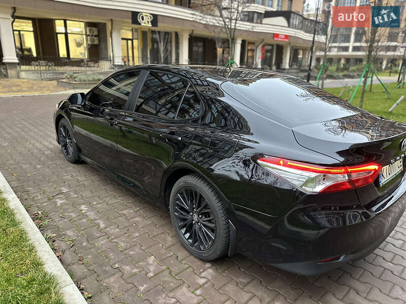 Седан Toyota Camry 2018 в Софиевской Борщаговке