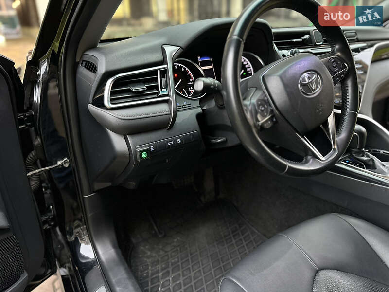 Седан Toyota Camry 2018 в Софиевской Борщаговке