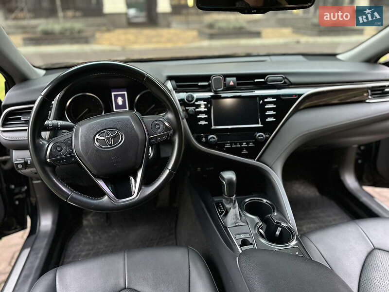 Седан Toyota Camry 2018 в Софиевской Борщаговке