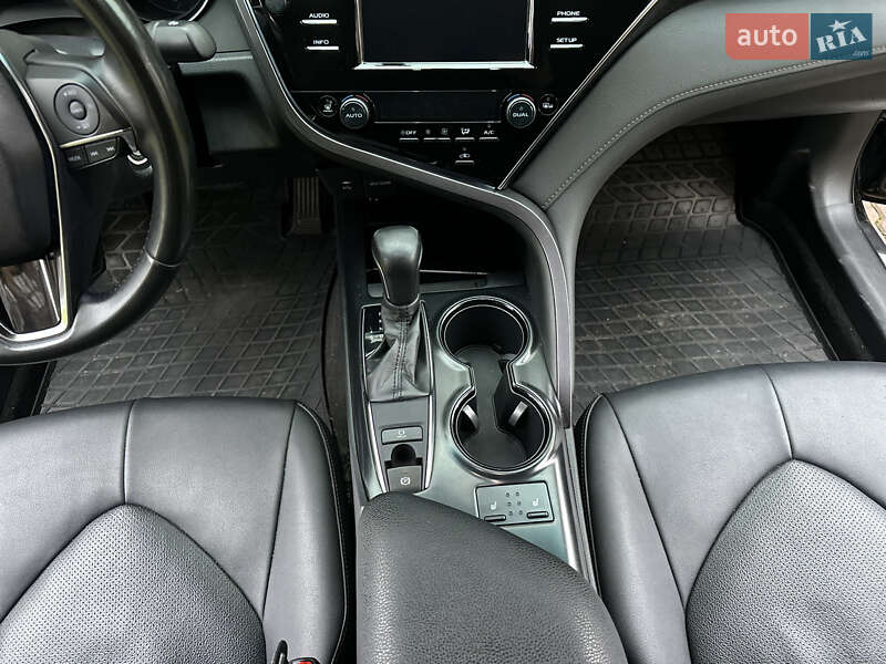 Седан Toyota Camry 2018 в Софиевской Борщаговке