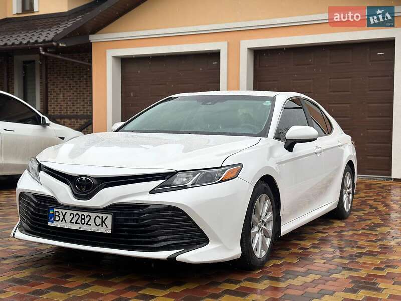 Седан Toyota Camry 2018 в Хмельницькому