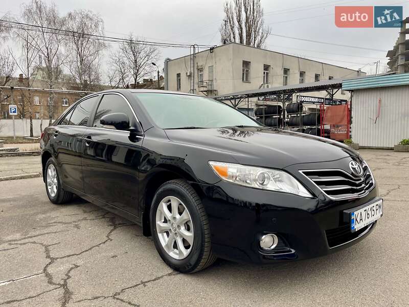 Седан Toyota Camry 2010 в Киеве