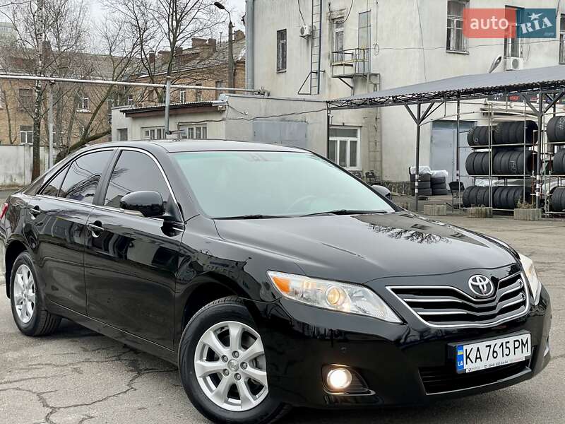 Седан Toyota Camry 2010 в Киеве