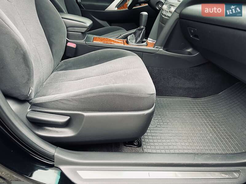 Седан Toyota Camry 2010 в Киеве