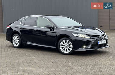 Седан Toyota Camry 2019 в Сарнах