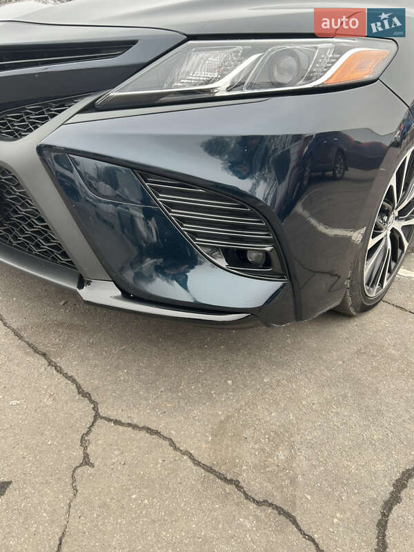 Седан Toyota Camry 2018 в Кременчуге