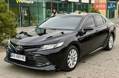 Седан Toyota Camry 2020 в Хмельницком