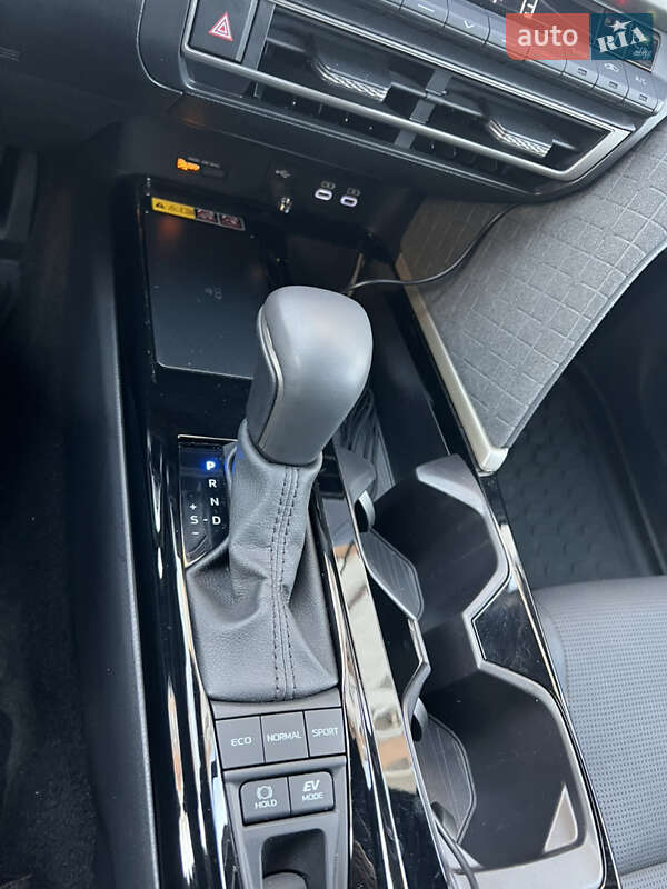 Седан Toyota Camry 2024 в Ивано-Франковске