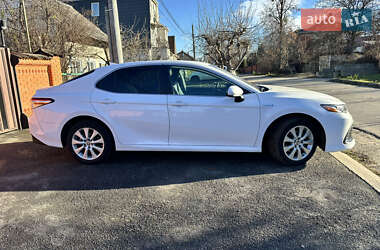 Седан Toyota Camry 2019 в Киеве