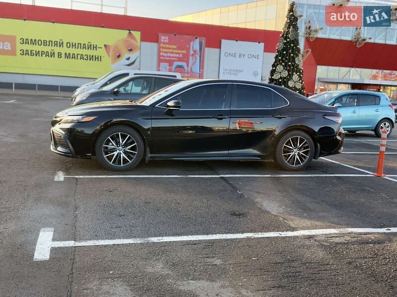 Седан Toyota Camry 2022 в Рівному