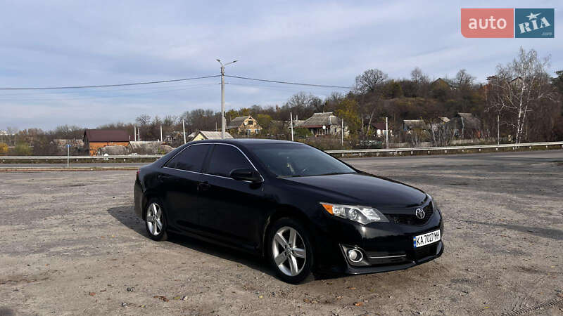 Седан Toyota Camry 2014 в Києві