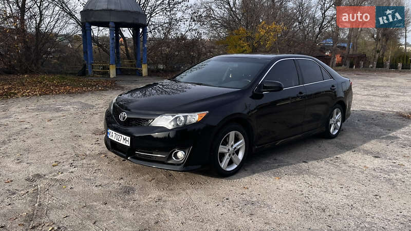 Седан Toyota Camry 2014 в Києві