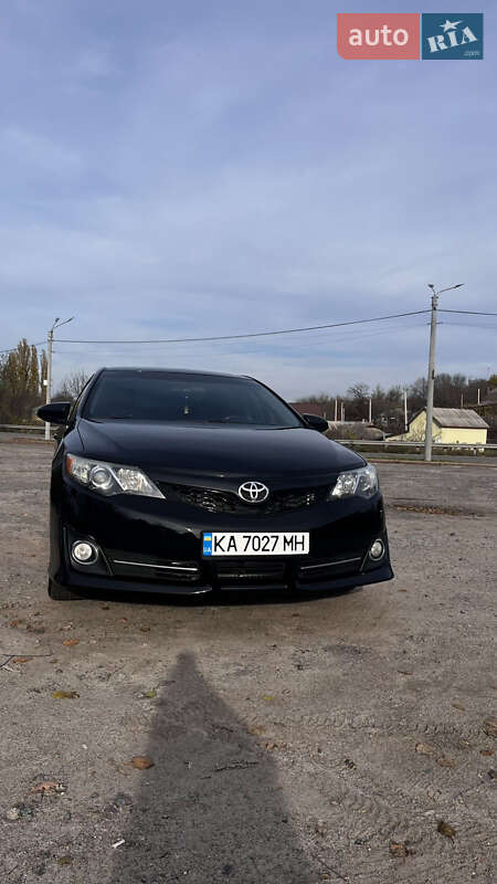 Седан Toyota Camry 2014 в Києві