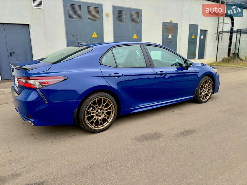 Седан Toyota Camry 2023 в Киеве