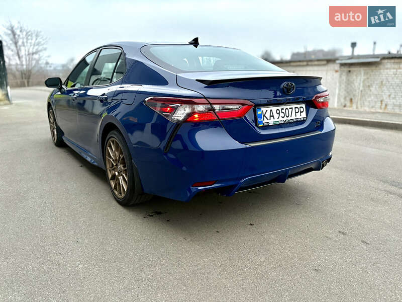 Седан Toyota Camry 2023 в Киеве