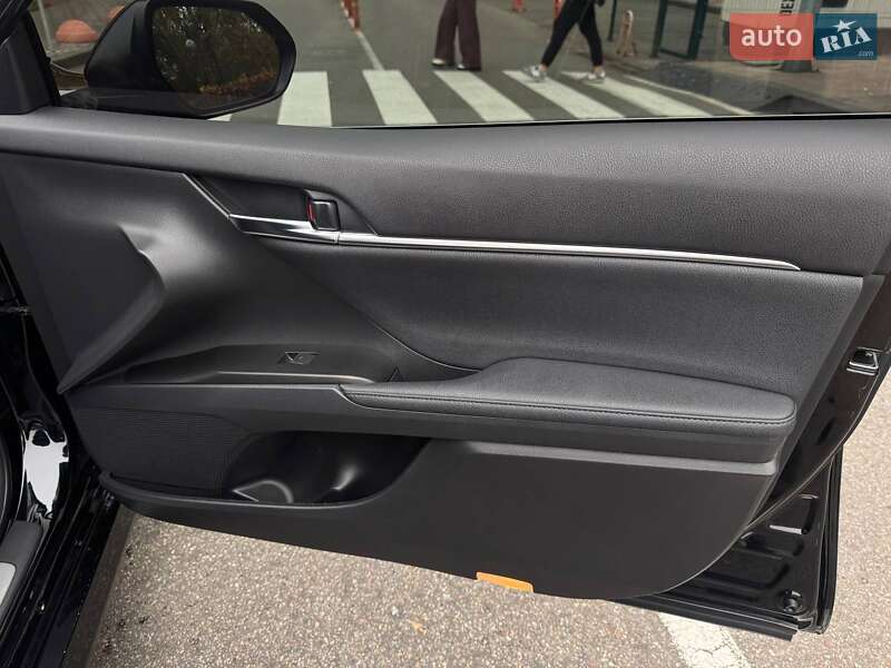 Седан Toyota Camry 2023 в Києві