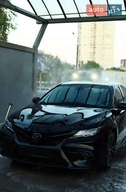 Седан Toyota Camry 2017 в Киеве