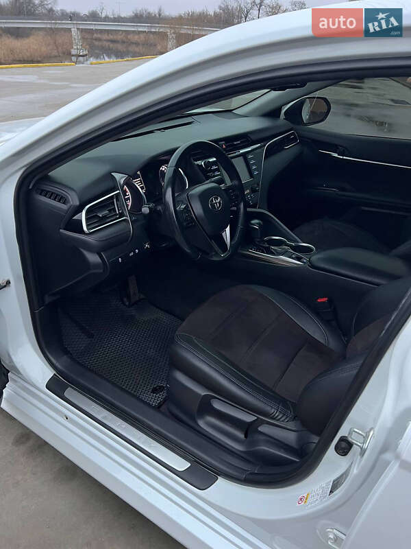 Седан Toyota Camry 2018 в Павлограде