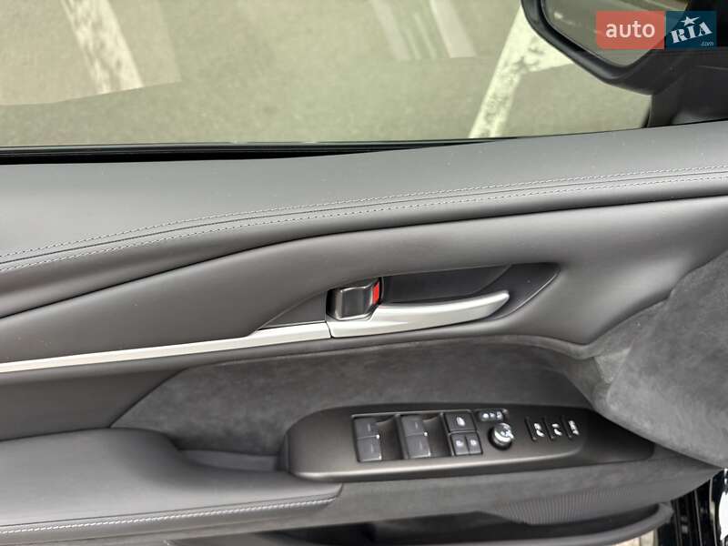 Седан Toyota Camry 2024 в Києві