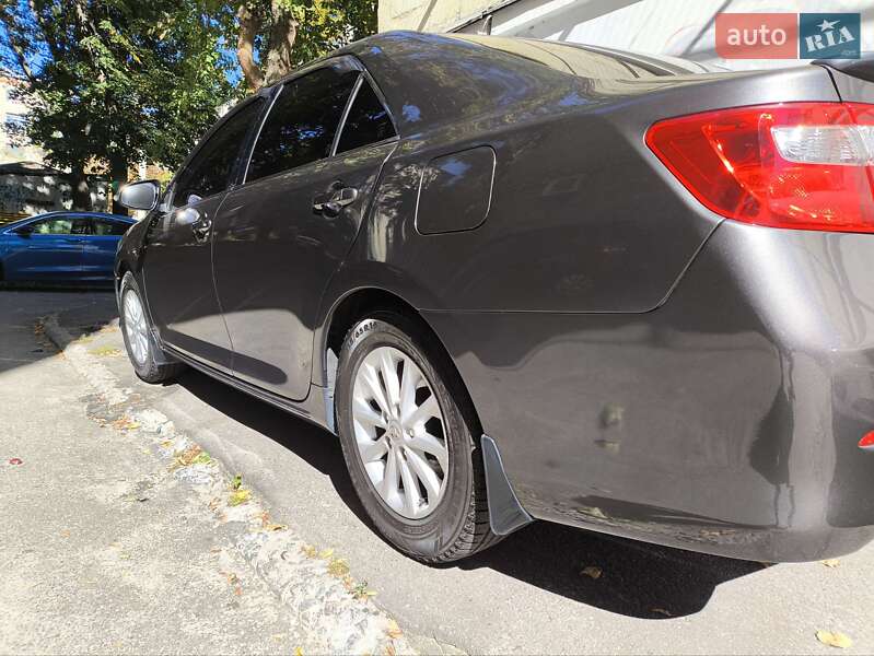 Седан Toyota Camry 2014 в Харкові