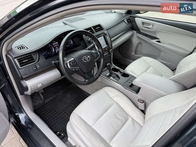 Седан Toyota Camry 2016 в Києві