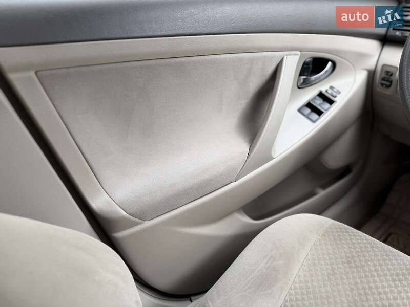 Седан Toyota Camry 2008 в Рівному