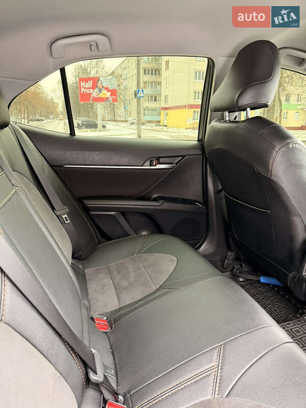 Седан Toyota Camry 2019 в Чернігові