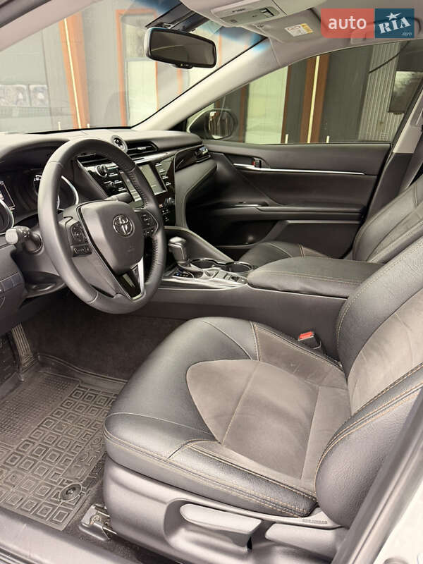 Седан Toyota Camry 2019 в Чернігові