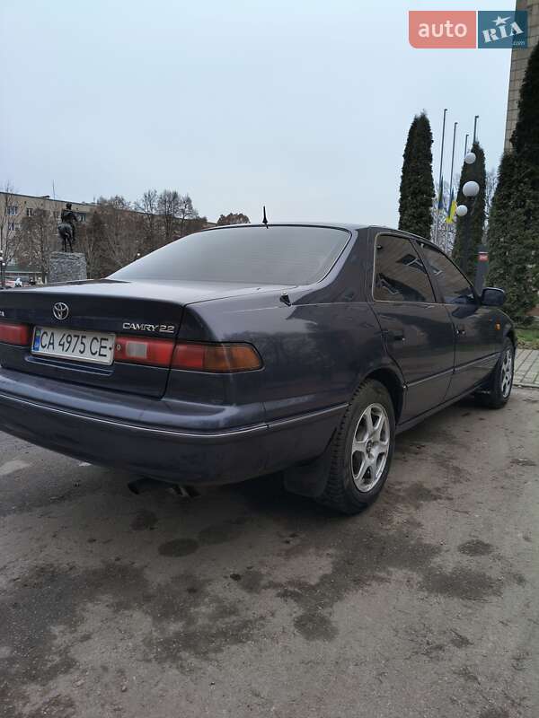 Седан Toyota Camry 1998 в Києві