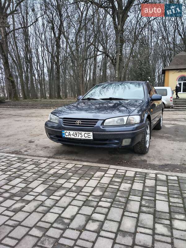 Седан Toyota Camry 1998 в Києві